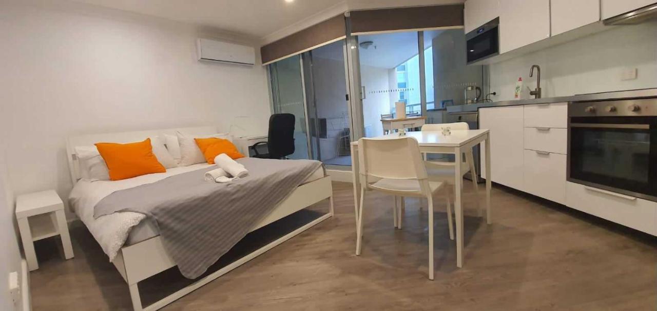 Dana-Cozy Studio With Shared Entry In The City Canberra Esterno foto