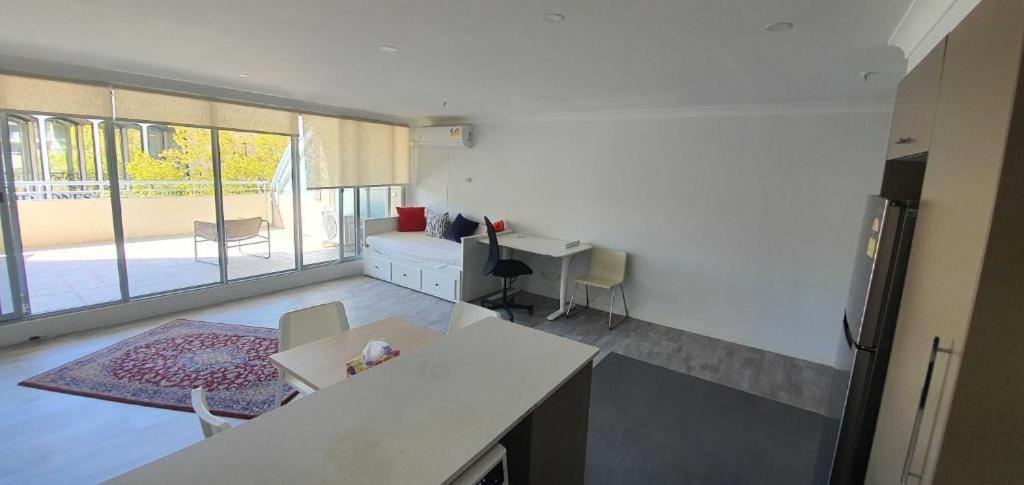 Dana-Cozy Studio With Shared Entry In The City Canberra Esterno foto