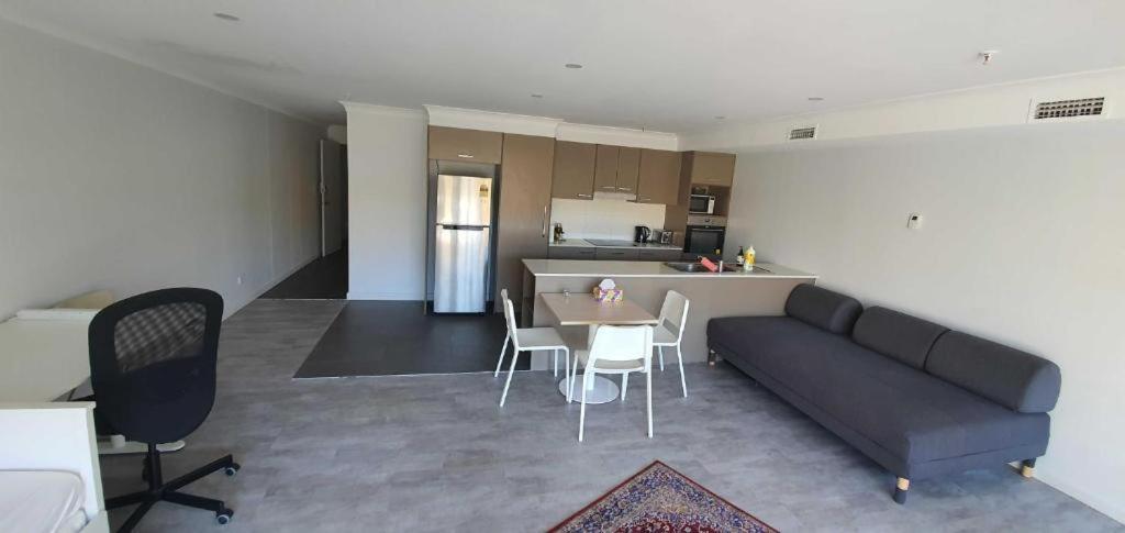 Dana-Cozy Studio With Shared Entry In The City Canberra Esterno foto