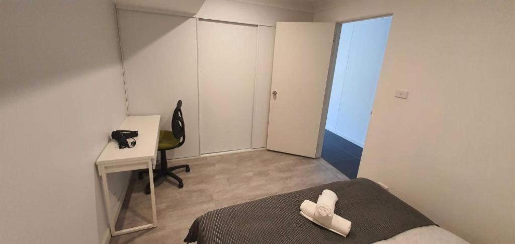 Dana-Cozy Studio With Shared Entry In The City Canberra Esterno foto